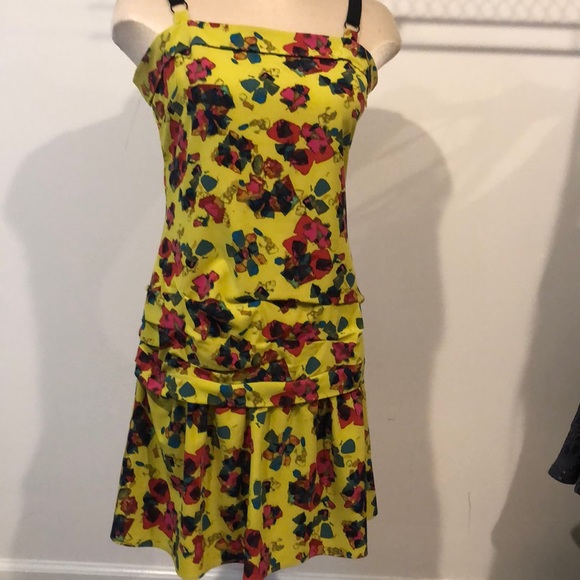 Cute flowy unique dress - Picture 1 of 4